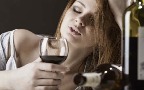 Женский алкоголизм: особенности и признаки